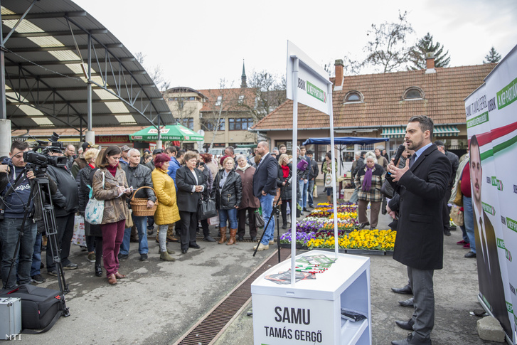 Vona Gábor a Jobbik békési utcafórumán