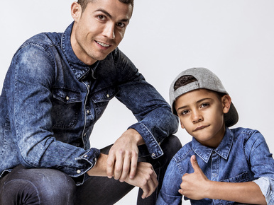 Cristiano Ronaldo megint szexi testével és cuki gyerekével reklámoz