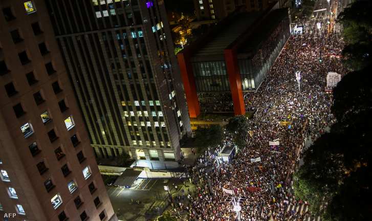 Hatalmas tömeg emlékezett a meggyilkolt Marielle Francóra Sao Paulóban március 15-én