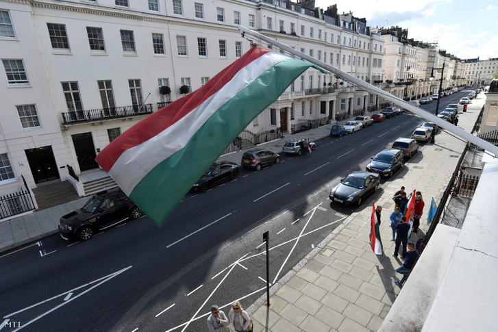 Nemzetiszínű zászlóval állnak szavazók a londoni külképviseleti szavazókörnél, a magyar nagykövetség előtt a kvótareferendum napján, 2016. október 2-án.
