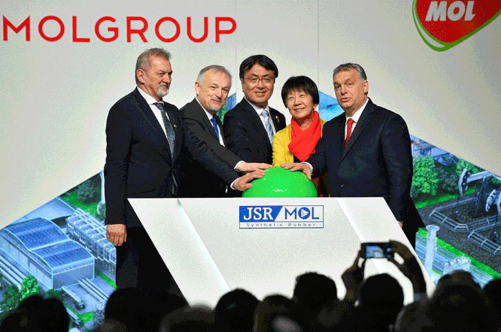 Orbán Viktor miniszterelnök, Szató Kuni Japán új budapesti nagykövete, Kavaszaki Koicsi a japán JSR Corporation ügyvezető igazgatója, Hernádi Zsolt a Mol-csoport elnök-vezérigazgatója és Koncz Ferenc Szerencs polgármestere (jobbról-balra) a Mol Nyrt. tiszaújvárosi szintetikusgumi-gyárának avatásán 2018. március 19-én.