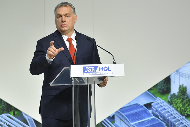 Orbán Viktor miniszterelnök beszédet mond a Mol Nyrt. tiszaújvárosi szintetikusgumi-gyárának avatásán 2018. március 19-én.