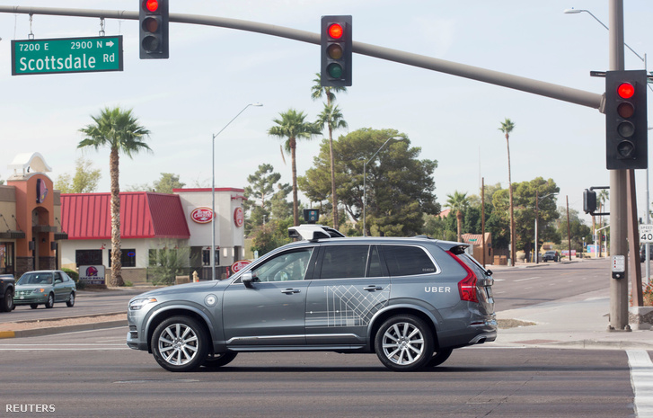 Az Uber egyik önvezető Volvója az arizónai Scottsdale-ben 2017. december 1-jén