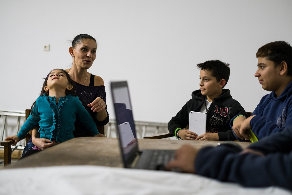 Tablettel, Skype-on keresztül tartott korrepetálást mutat be a gilvánfai templomban berendezett tanodában két, az e-tanoda programban részt vevő iskolás, Tomi és Norbi az Ormánságban fekvő Gilvánfa faluban, 2017. december 8-án.