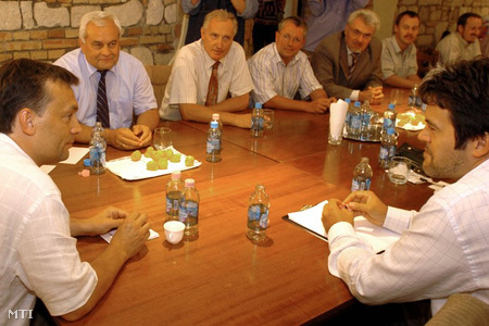 Budapest, 2004. augusztus 22. A Fidesz országos elnökségének rendkívüli ülése. A kép jobb szélén Habony Árpád, a Fidesz elnökségi tagja. (Fotó: Kovács Attila)