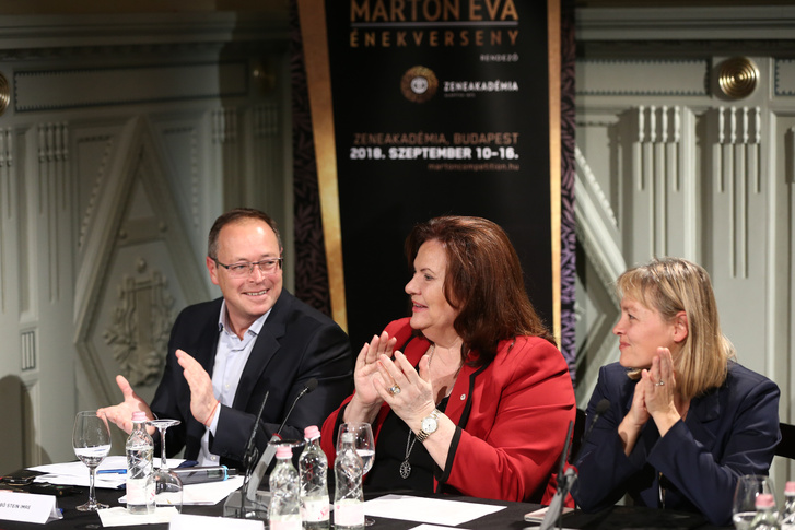 A III. Nemzetközi Marton Éva Énekverseny sajtótájékoztatója (balról: Szabó Stein Imre, Marton Éva, Vigh Andrea)
