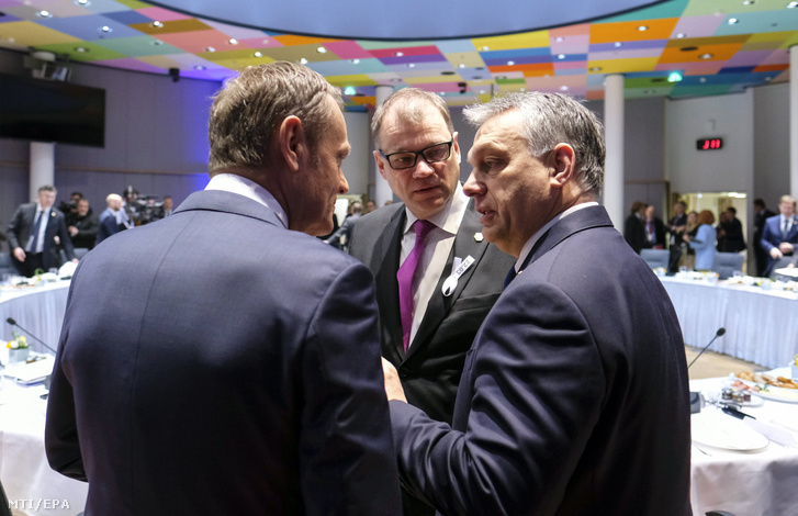 Donald Tusk, az Európai Tanács elnöke, Juha Sipila finn kormányfő és Orbán Viktor miniszterelnök (b-j) az Európai Unió tagállamai kétnapos állam- és kormányfői csúcstalálkozójának második napi ülésén.