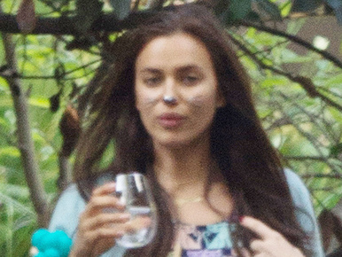 A macskamaszkos Irina Shayknál csak a kutyusjelmezes Bradley Cooper menőbb