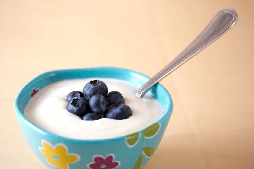 A cukrozott gyümölcsjoghurtok és az általában szintén nagyon cukros zsírszegény joghurtok helyett válaszd a natúr változatot, és szórj bele bogyókat. 100 gramm joghurt 54 kalória, míg 50 gramm málna csak 26.