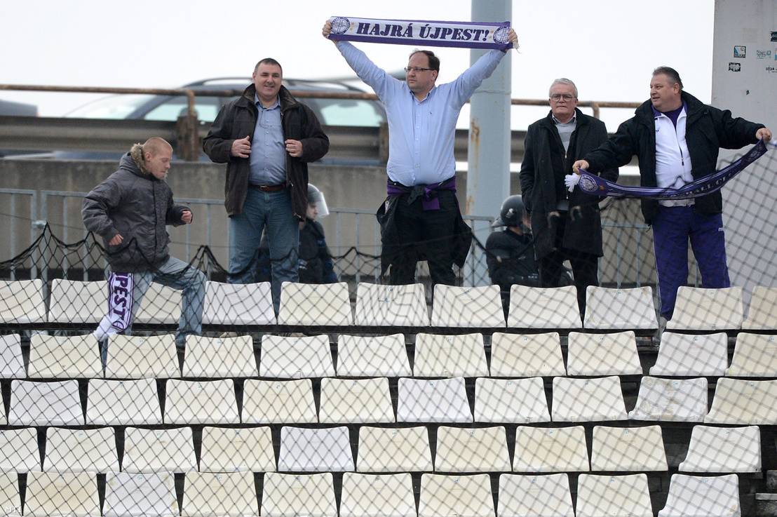 Wintermantel Zsolt a IV. kerület fideszes polgármestere (középen), a labdarúgó OTP Bank Liga 19. fordulójában játszott Ferencváros-Újpest FC mérkőzésen, az FTC Üllői úti Albert Flórián Stadionjában, 2013. március 10-én.