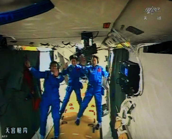 Három kínai űrhajós: Liu Wang, Jing Haipeng és Liu Yang a Tiangong-1 űrállomáson 2012 júliusában
