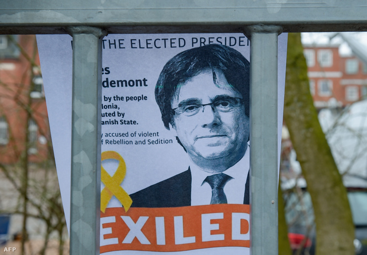 Carles Puigdemont képe egy plakáton annak a neumünsteri börtönnek a kerítésén, ahol a katalán elnököt fogva tartják. 2018. április 3.