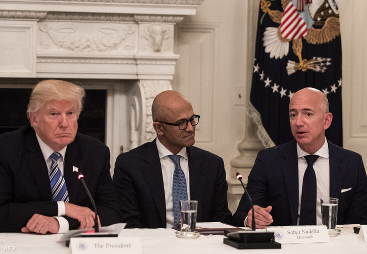 Donald Trump amerikai elnök (b) Satya Nadella, a Microsoft amerikai számítástechnikai vállalat vezérigazgatója (k) és Jeff Bezos, az Amazon.com alapítója és vezérigazgatója társaságában az Amerikai Technológiai Tanács ülésén a washingtoni Fehér Házban 2017. június 19-én.