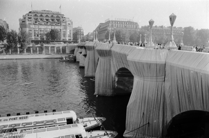 A becsomagolt párizsi Pont Neuf híd