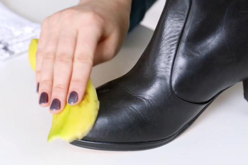 A kissé kopott, fényét vesztett műbőr cipő ismét ragyogó és újszerű lesz, ha átdörzsölöd egy banánhéjjal, majd pedig megtörlöd egy szalvétával.