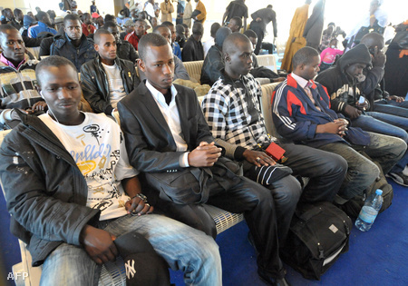 Szenegáliak várják, hogy elhagyhassák Líbiát