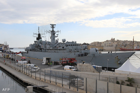 A HMS Cumberland Máltán. Ezzel a hajóval menekítették ki a brit diplomatákat