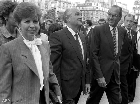 Chirac (jobbról a 2.) Párizs főpolgármesterként, Gorbacsov és felesége társaságában 1985-ben