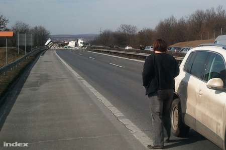 Balesetet szenvedett egy sörszállító kamion az M3-as autópályán, Miskolc felé, Aszódnál. Fotó: Gery Greyhound