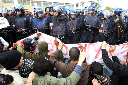 Abdel-Azíz Buteflika elnök lemondását követelik kormányellenes tüntetők Algírban 2011. február 12-én