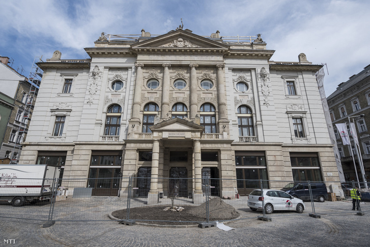A felújítás alatt álló Budai Vigadó épülete 2018. április 5-én.