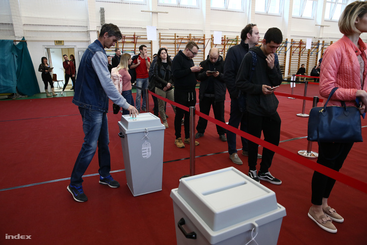 XIII. kerületben, a Berzsenyi gimnáziumban rendben folyik az átjelentkezős szavazás