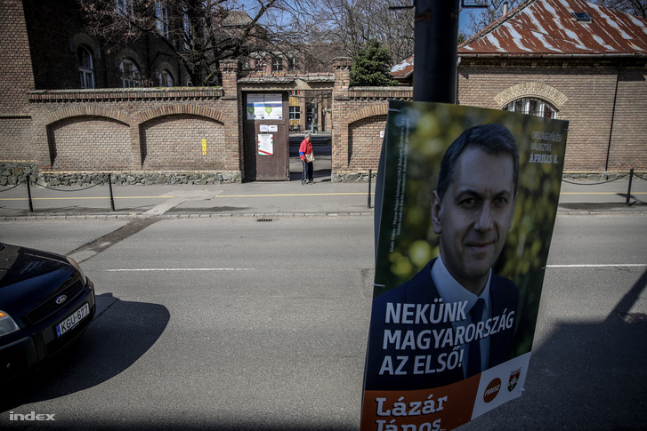 Lázár János kampányplakátja szavazókörtől számított 150 méteres távolságon belül
