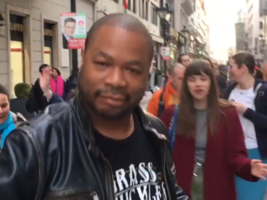Xzibit a Váci utcában bulizott egyet a krisnásokkal