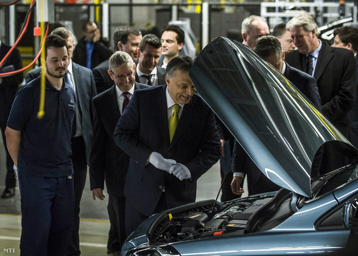 Orbán Viktor miniszterelnök (középen) az első hazai gyártású CLA Shooting Brake modell bemutatásán a Mercedes-Benz kecskeméti gyárában 2015. január 20-án.