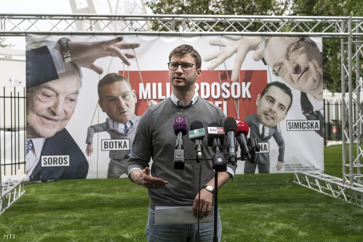 Böröcz László a Fidelitas elnöke sajtótájékoztatót tart a kormánypárt ifjúsági társszervezetének plakátkampányáról a belvárosi Erzsébet téren 2017. április 27-én.