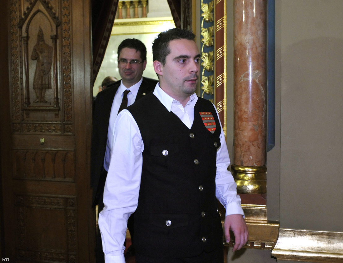 Vona Gábor, a Jobbik elnöke távozik a rendkívüli házbizottsági ülésről, amelyet az Országgyűlés szocialista alelnöke azért rendelt el, mert a politikus a betiltott Magyar Gárda mellényében tartózkodott az Országgyűlés plenáris ülésén 2011. február 14-én.
