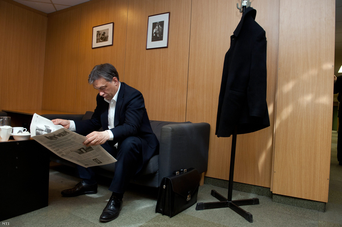 Orbán Viktor Magyar Nemzetet olvas egy interjú előtt a Magyar Rádió stúdiójában.