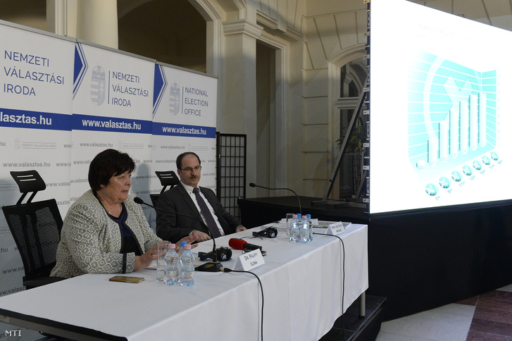 Pálffy Ilona, a Nemzeti Választási Iroda (NVI) elnöke és Patyi András, a Nemzeti Választási Bizottság (NVB) elnöke az NVI budapesti székházában tartott sajtótájékoztatón az országgyűlési képviselő-választás napján, 2018. április 8-án.