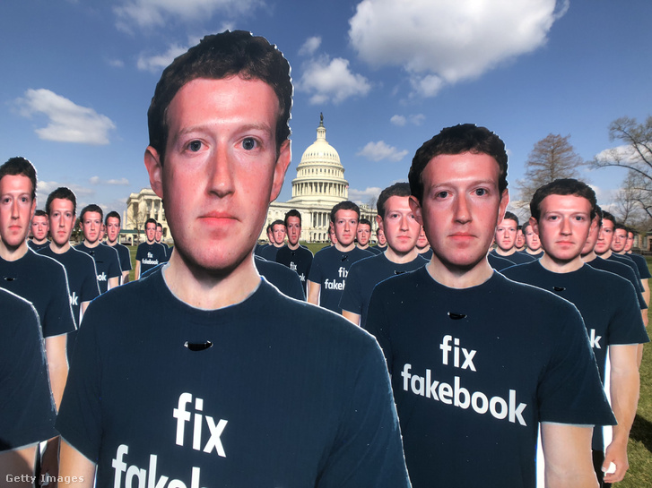Mark Zuckerbergnek, a Facebook közösségi portál vezérigazgatójának életnagyságú kartonfigurái sorakoznak a washingtoni törvényhozás épülete, a Capitolium előtt 2018. április 10-én. Zuckerberget ezen a napon hallgatják meg a parlamentben a több tízmillió Facebook-felhasználó adatainak felhasználásával kapcsolatban.