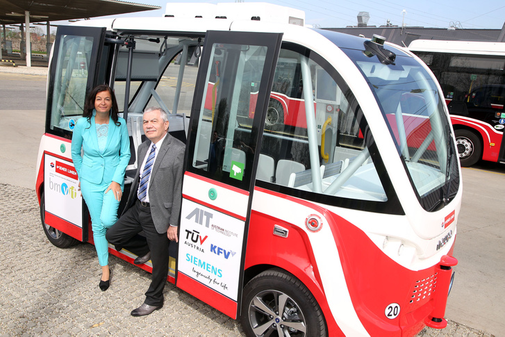 Ulli Sima tömegközlekedésért felelős városi tanácsnok és Günter Steinbauer, a Wiener Linien ügyvezető igazgatója a robotbusznál