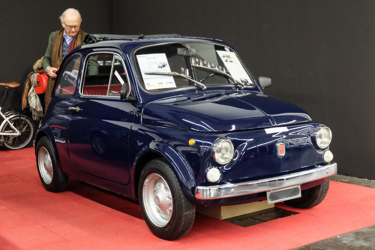 Fiat 500L (1971), Esseni ár: 8840 euró/2,7 millió forint.Katalógusár: 8000 euró/2,5 millió forint.Állapot: elég szép, de vegyes, L, R, mindenféle szériából kutyulták, ráadásul metál-sötétkék
                        