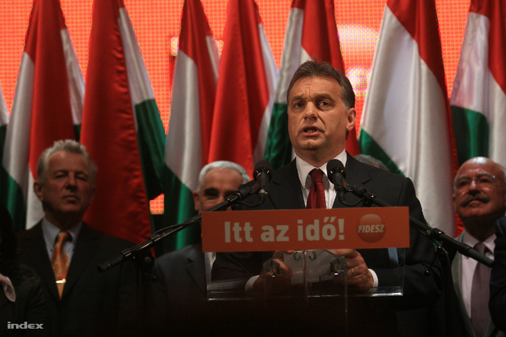 Orbán győzelmi beszédet mond 2010-ben
