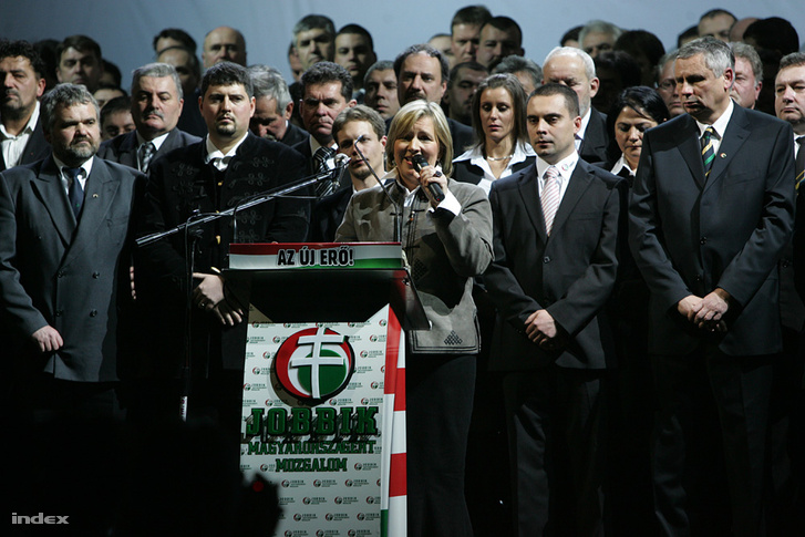 Morvai Krisztina szólal fel a Jobbik kampánynyitó rendezvényén 2010 januárjában