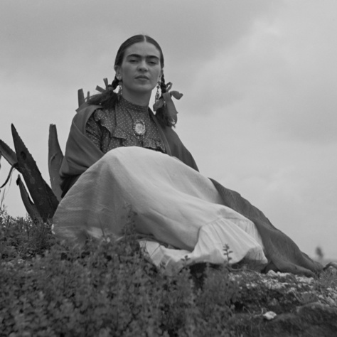 Frida Kahlo egy agavékaktusz mellett