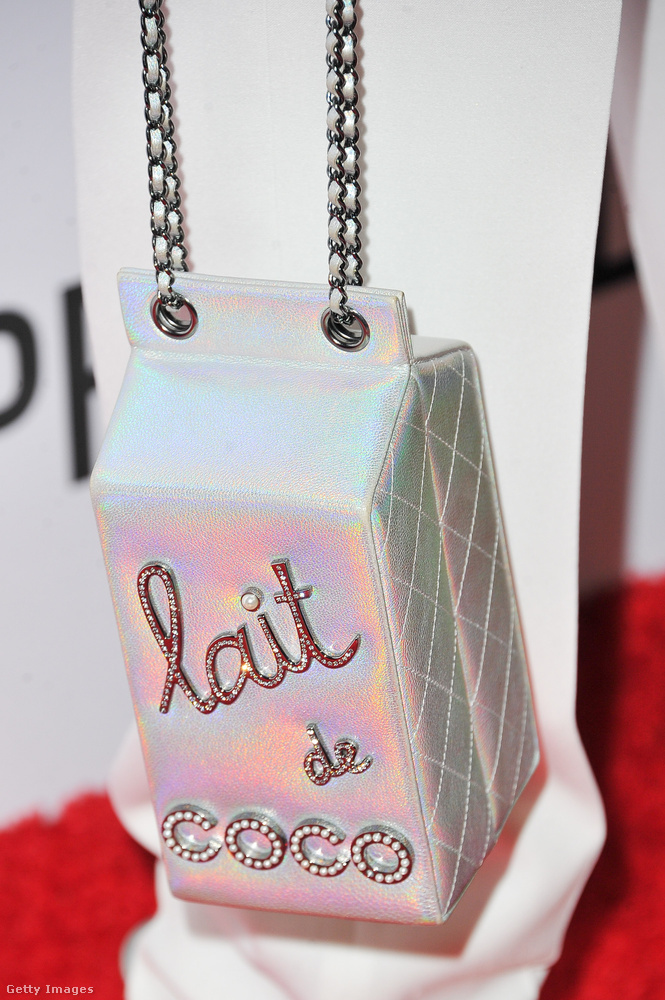 Az emlékezetes szupermarketes bemutatón jelent meg a gyöngyökkel díszített Coco feliratot kapott tejesdoboz formájú táska 2014-ben.
                        
                        