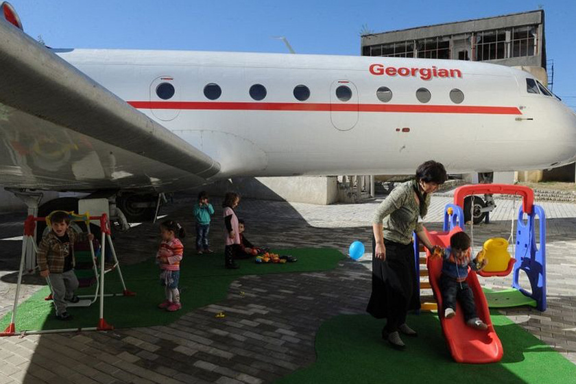 Húsz gyermek jár ebbe a repülőgépen kialakított, grúziai óvodába.