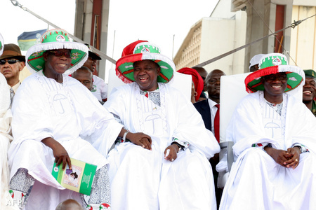 Olusegun Obasanjo egykori elnök, Namani Sambo alelnök és Goodluck Jonathan jelenlegi elnök