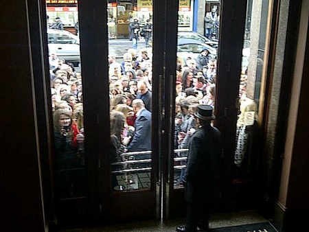 Tömeg Justin Bieber liverpooli szállása előtt (Forrás: Twitter)