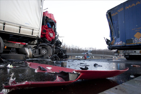 Megsérült kamionok az M7 autópályán Zalakomárnál