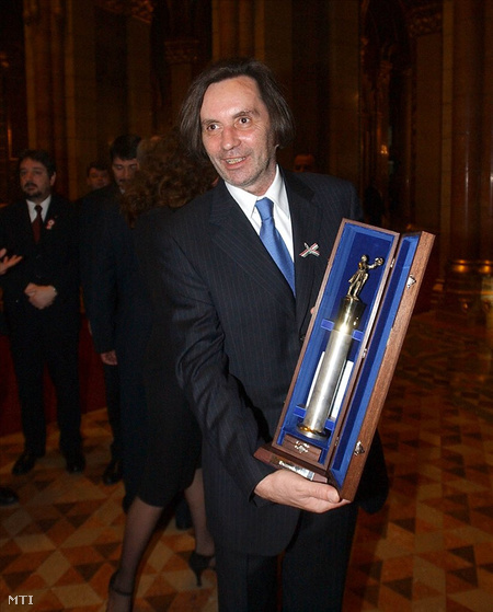 Mádl Ferenc köztársasági elnök Orbán Viktor miniszterelnök előterjesztésére 2002-ben Kossuth-díjat adott Kerényi Imre rendezőnek. Fotó: Soós Lajos.