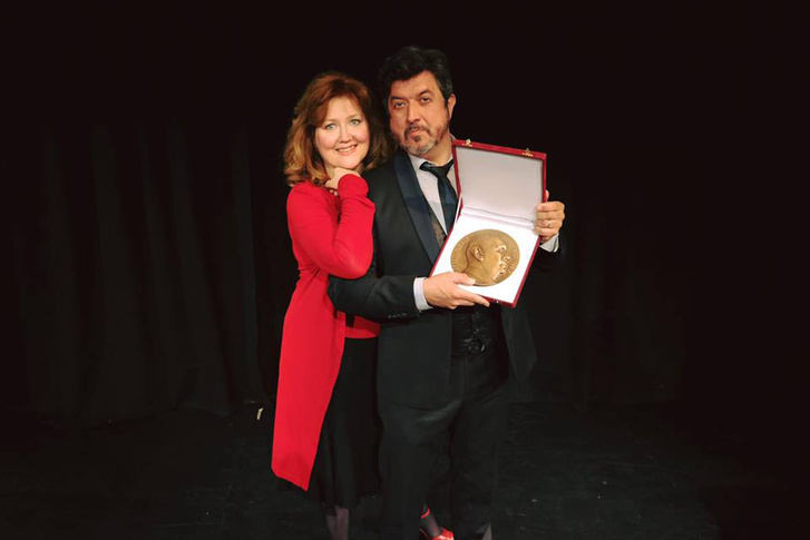 László Boldizsár az emlékplakettel, mellette Kolonits Klára