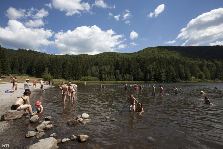 Strandolók a Tusnádfürdő közelében lévő Szent Anna-tónál 2013. augusztus 7-én.