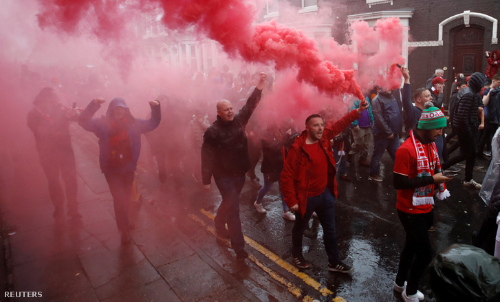 Liverpool szurkolók a stadion előtt.