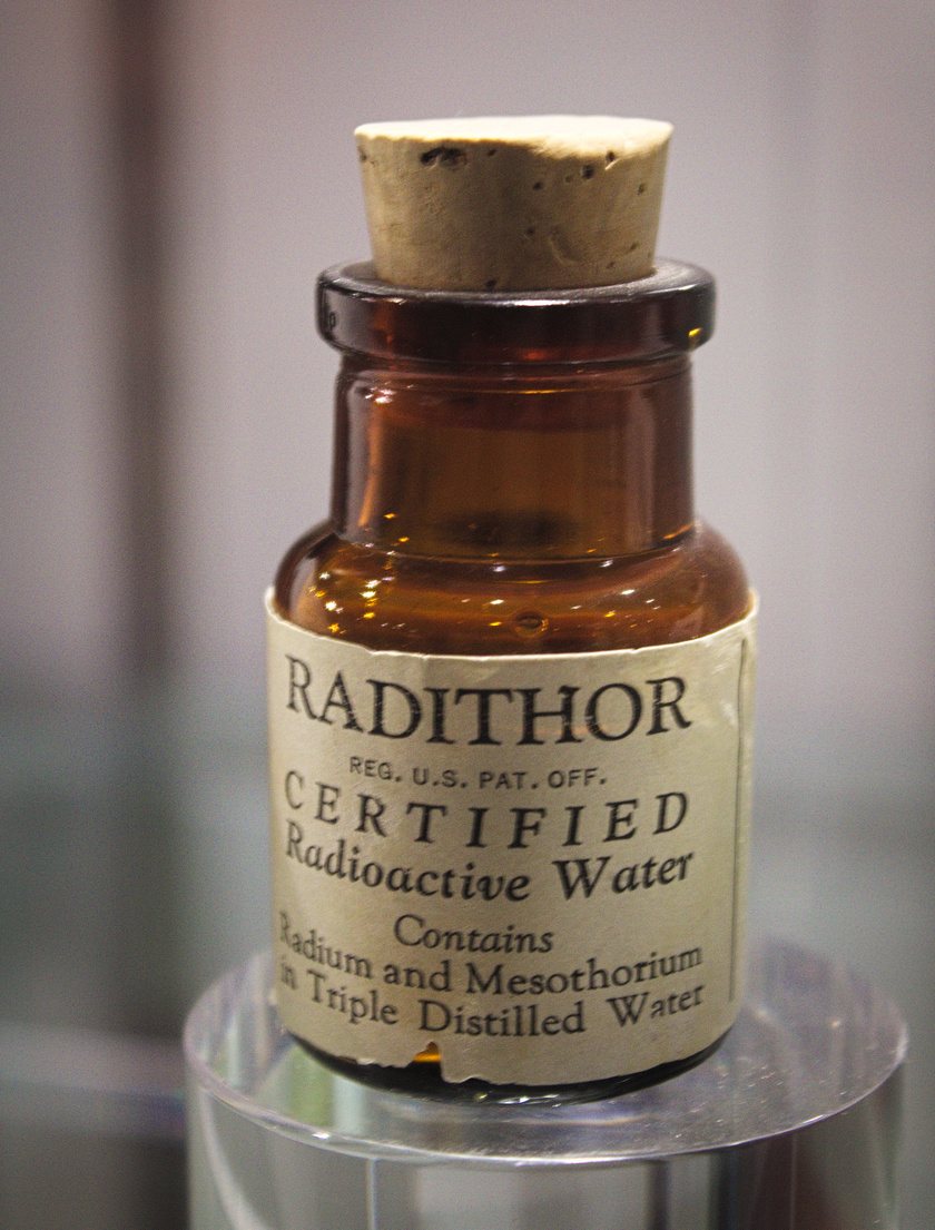 A Radithor nevű rádiumos italt minden bajt gyógyító, teljesítményfokozó szernek tartották: több száz betegségre ajánlották, és potencianövelő hatása is növelte népszerűségét. Rengeteg halált okozott.