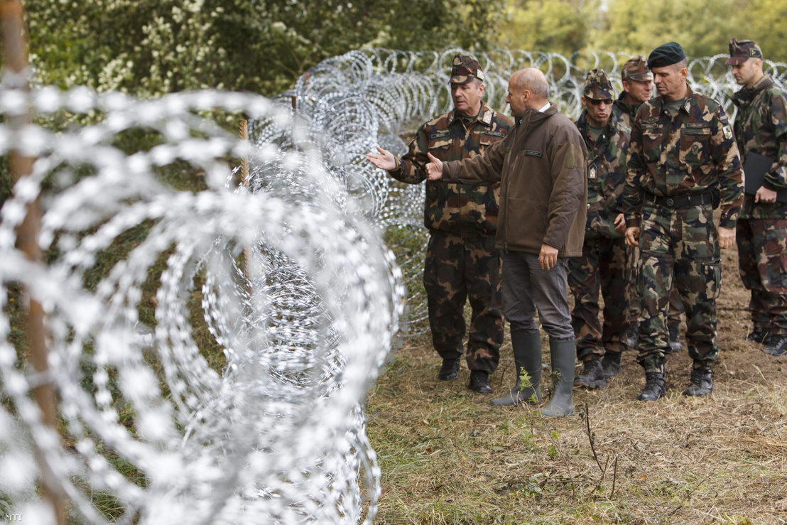 Simicskó István honvédelmi miniszter (b2) és Benkő Tibor, a honvédvezérkar főnöke (b) a gyorstelepítésű drótakadálynál a magyar-horvát határon Zákány és Botovo között 2015. szeptember 29-én.